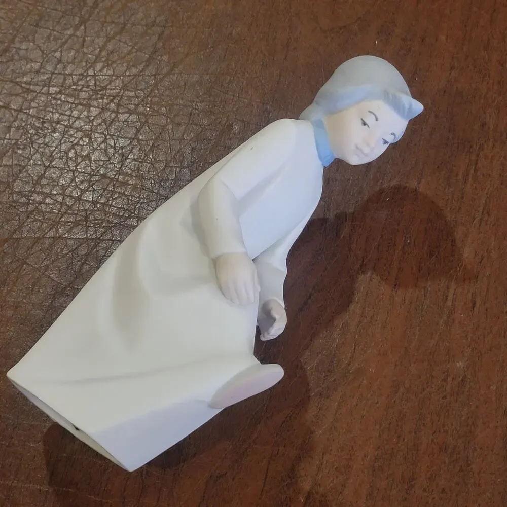 Vintage Rex Valencia porcelain figurine girl in a nightgown Made in Spain